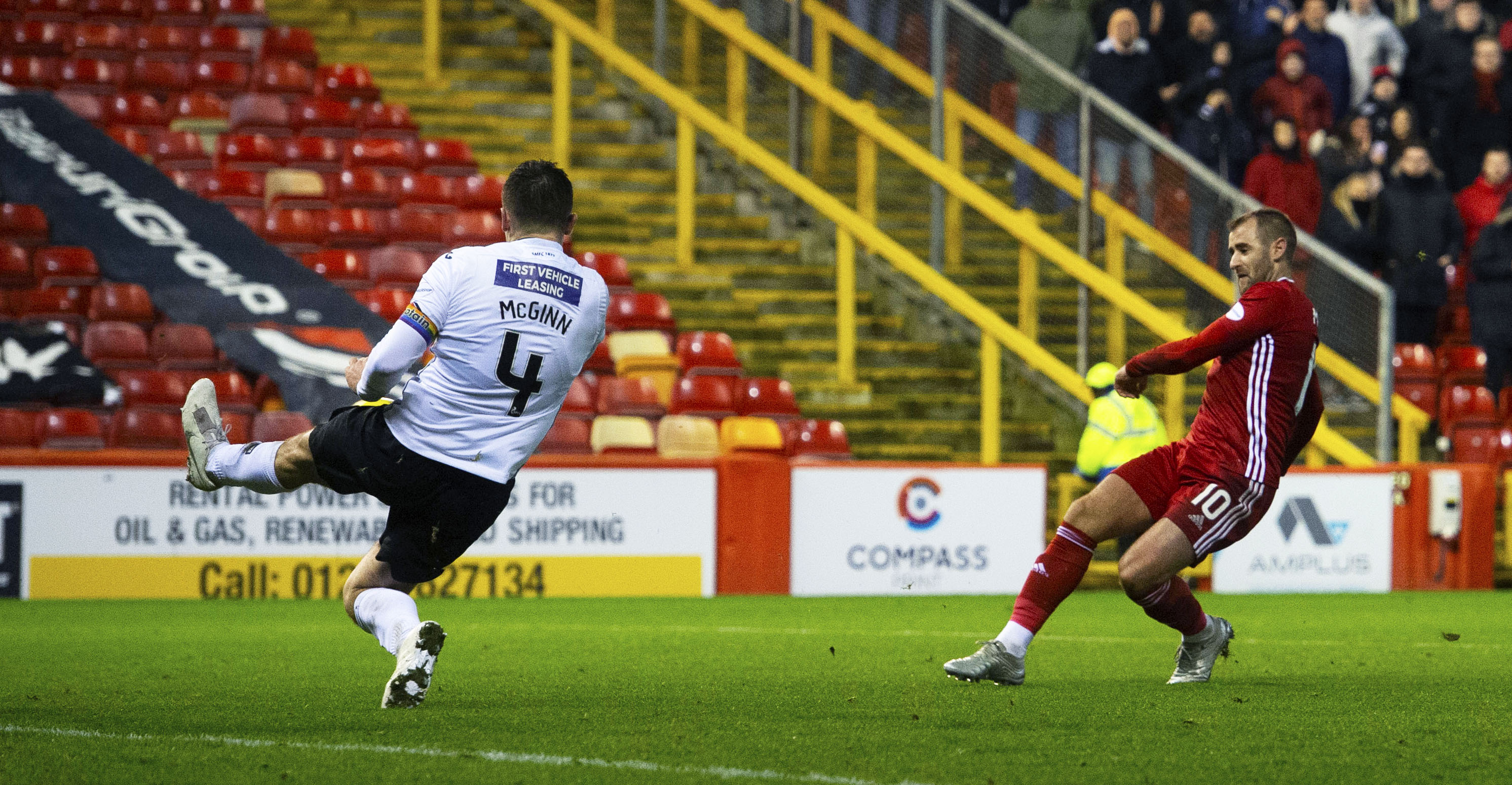 Aberdeen's Niall McGinn scores to make it 2-1 against St Mirren.