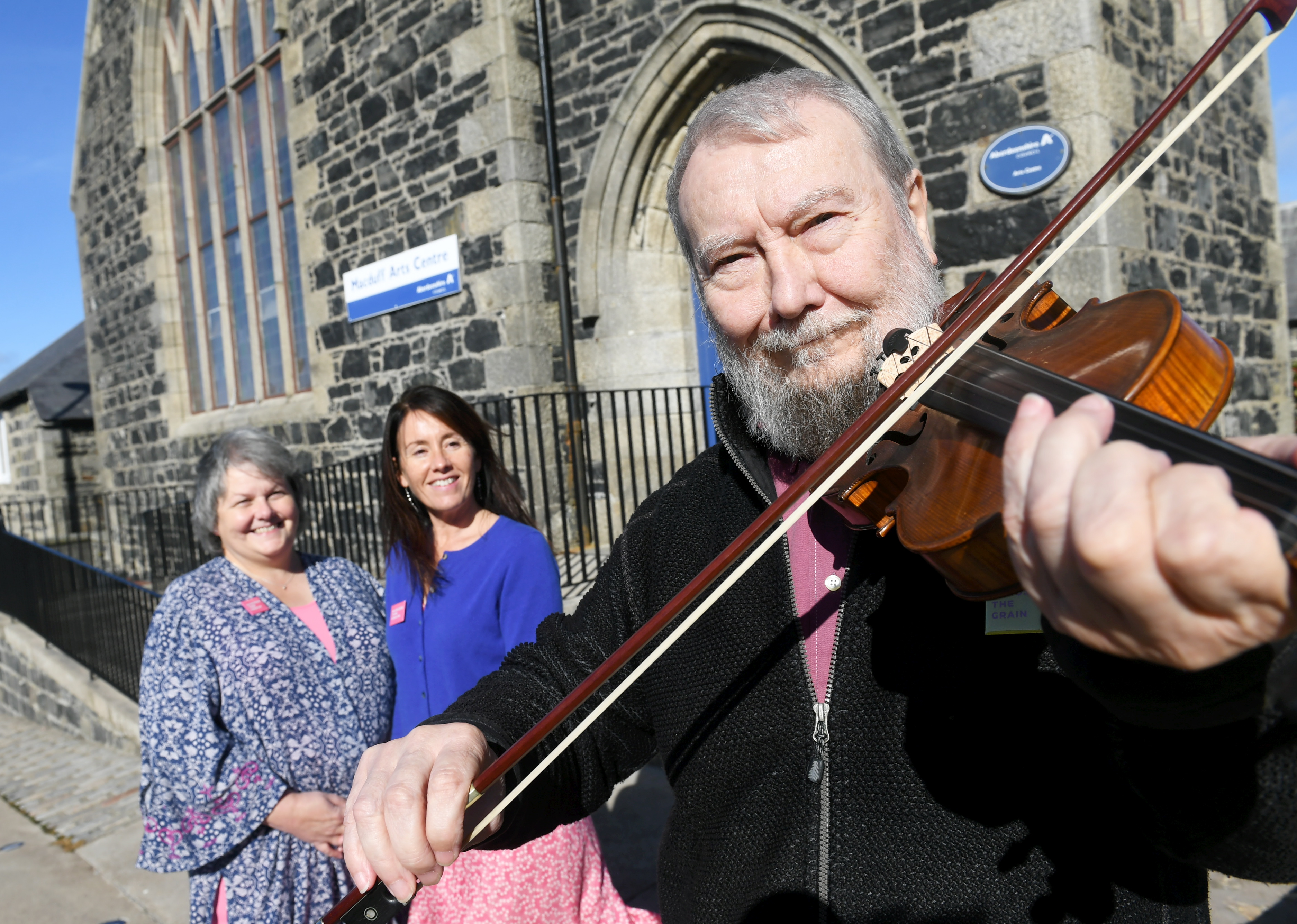 Musician Tom Spiers, with Councillor Anne Stirling and Saskia Gibbon.
Picture by Chris Sumner.