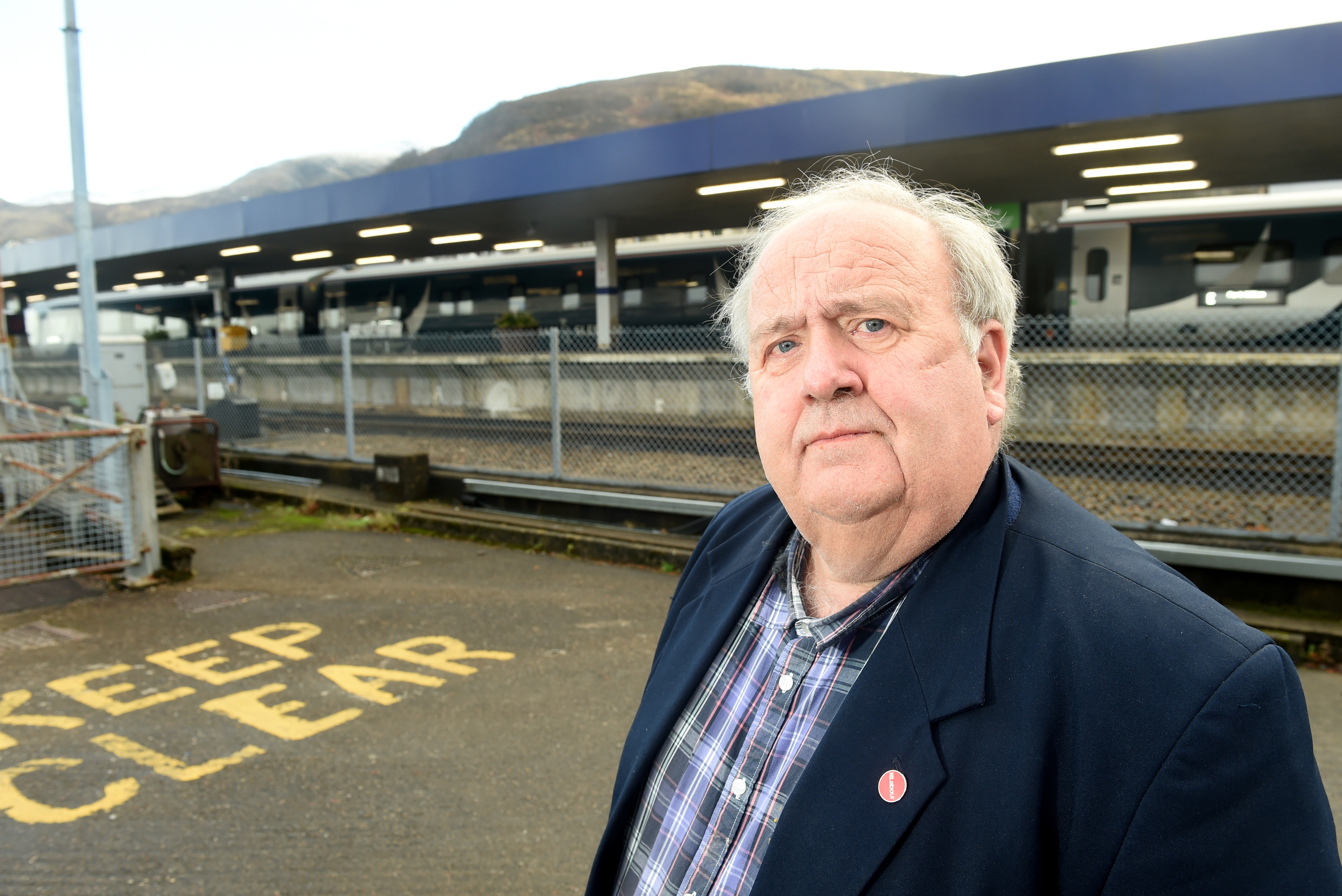 Picture by SANDY McCOOK  9th January '20.
Disgruntled Caledonian Sleeper customer Stuart Jarvis photographed at Fort William Railway Station following his problematic journey north.