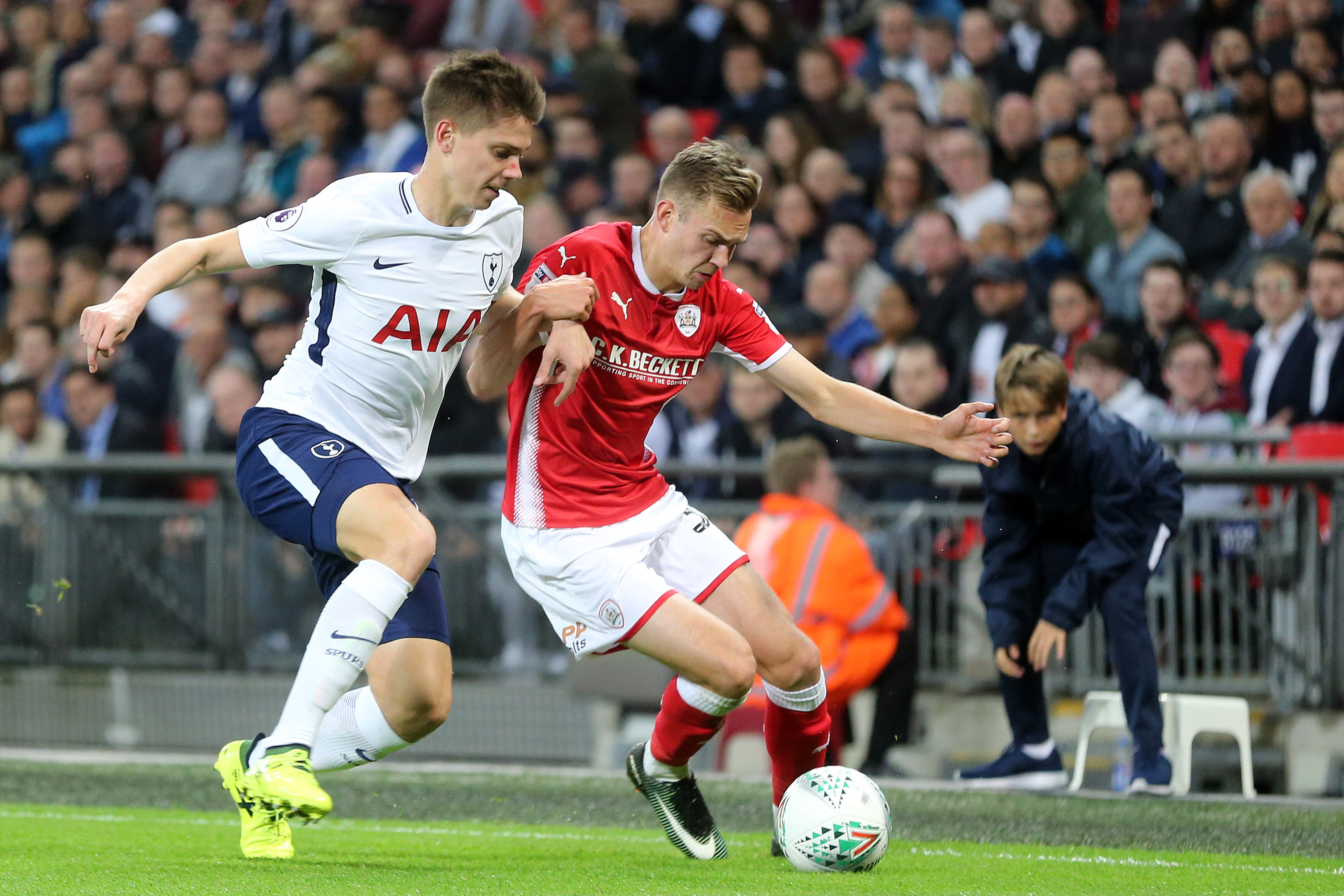 Ryan Hedges of Barnsley and Juan Foyth of Tottenham Hotspur  in action at Wembley.