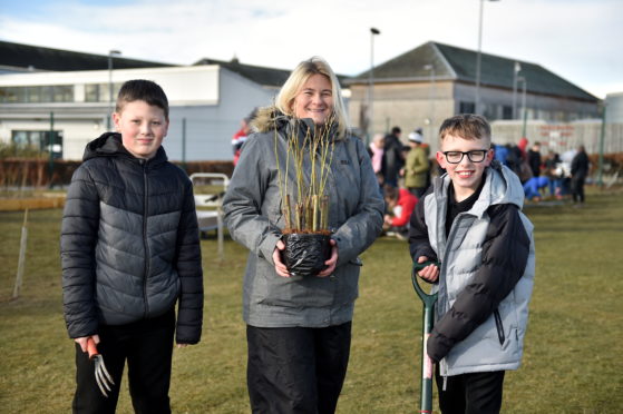 Seaton Primary pupils and Sparrows Group are working together to plant trees as part of an environmental campagin.
Pictured left to right, Adrian Bialek, Lyndsay McEwan and Daniel Kennan

Picture by Scott Baxter