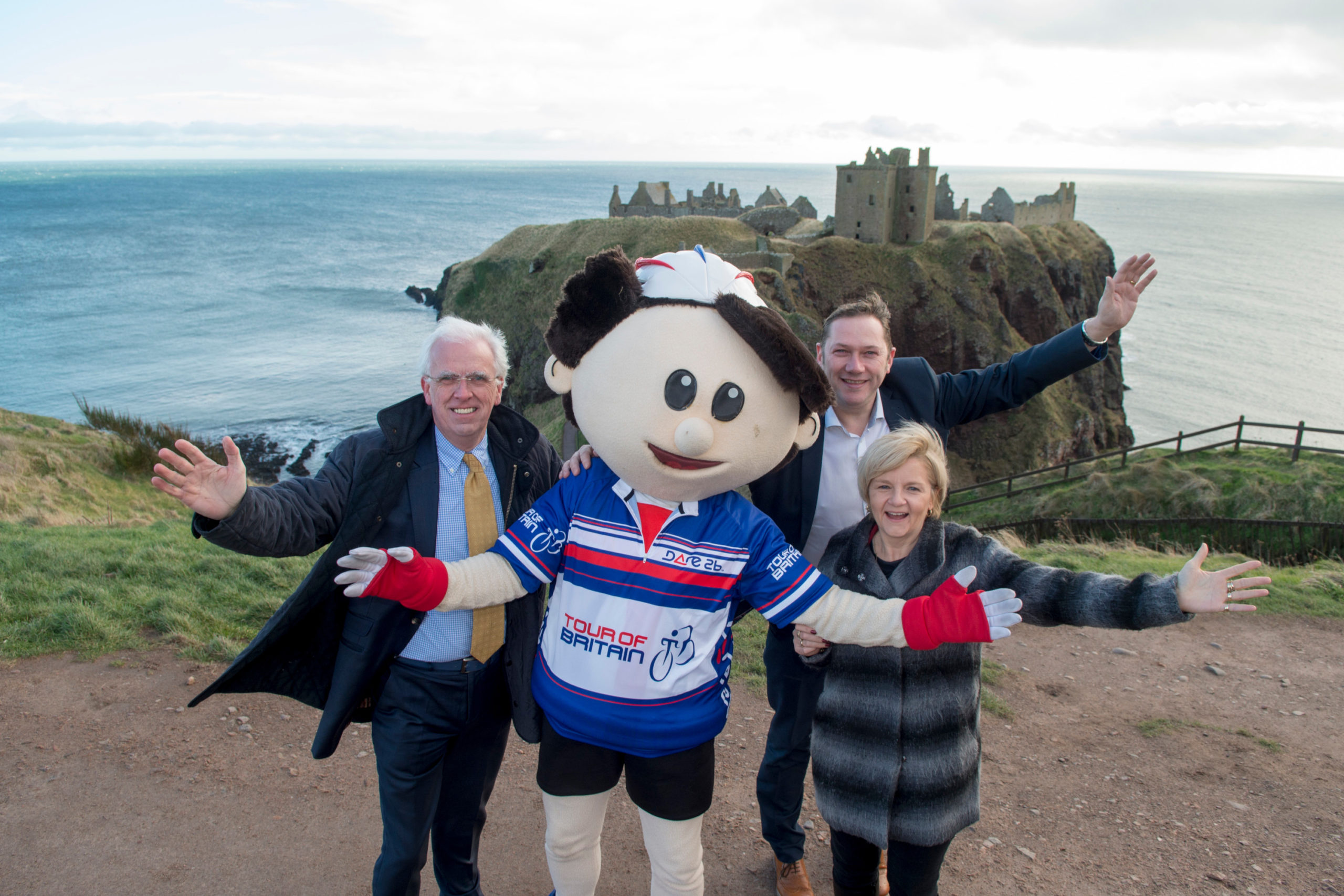 The leaders of Aberdeenshire and Aberdeen City Councils with the Tour's mascot.
