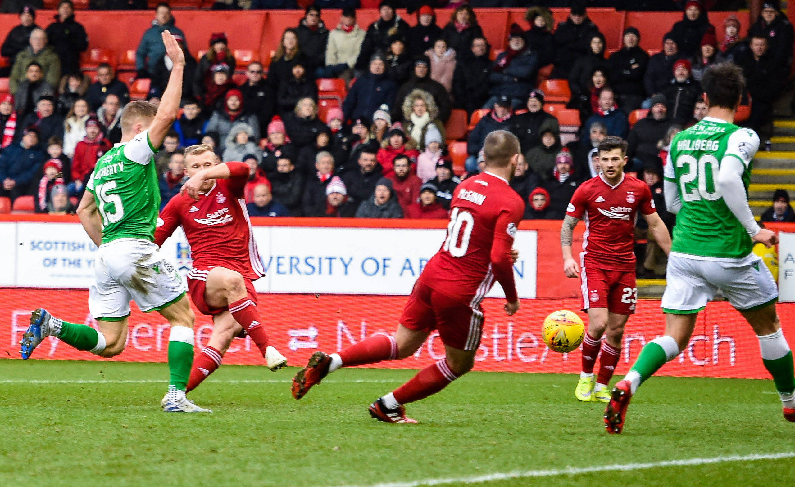 Curtis Main makes it 3-1 to his side during the Ladbrokes Premiership match between Aberdeen and Hibernian.