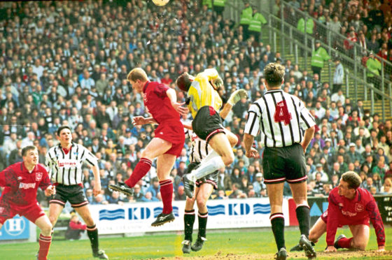 Duncan Shearer challenges Dunfermline goalkeeper Guido van de Kamp in the 3-1 relegation play-off first leg win.