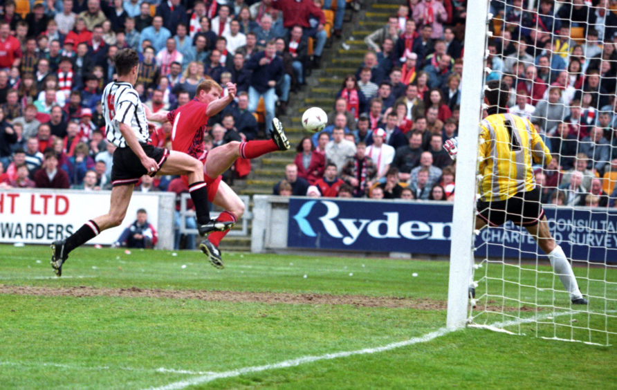 Shearer (centre) scores for Aberdeen.