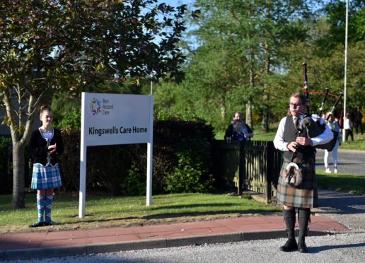 CR0021461

Kingswells Care Home, Bon Accord Care.

Pictured - Dancer Georgina Crampton and Piper Chris Sibbald.

Picture by Scott Baxter    21/05/2020