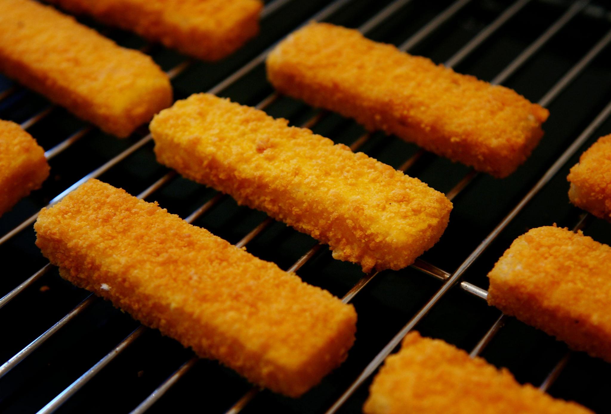 Birdseye Fish Fingers ready to go under the grill as the Birdseye factory in Hull prepares for closure.  PRESS ASSOCIATION Photo. Photo date: Thursday January 11, 2007. A Birds Eye frozen food factory is to close later this year with the loss of hundreds of jobs and production moved to Germany, shocked workers were told today. The GMB union said production was halted at the Hull plant this morning and workers were given the grim news. According to the union, 600 jobs will be lost, although the company said the announcement involved around 490 redundancies. See PA story INDUSTRY Jobs. Photo credit should read: Gareth Fuller/PA Wire