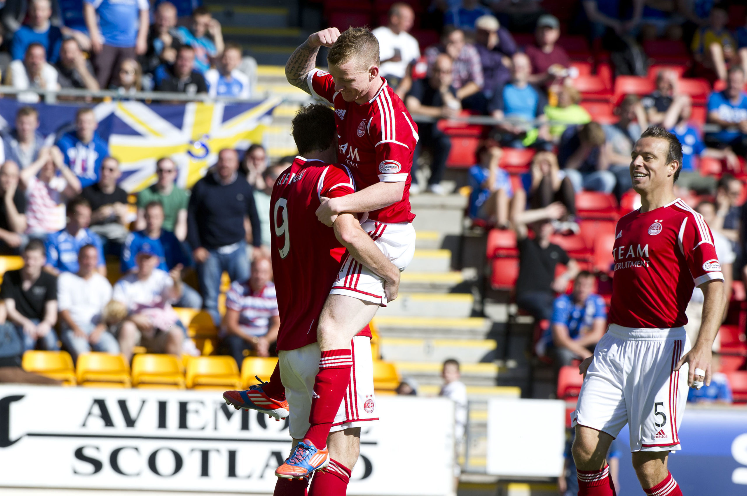 Scott Vernon and Jonny Hayes celebrate together during their time with Aberdeen