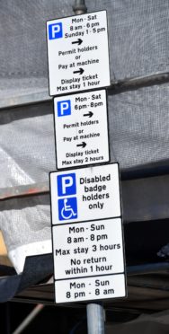 CR0020934 Stock
Parking signs in Aberdeen.
Pic by...............Chris Sumner
Taken...............15/04/2020