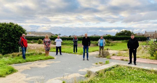 Dianne Beagrie, Graeme Mackie, Alan Fakley, Keith Skinner, Gordon Farman, Alex Donaldson and Graeme Arthur in Victoria Park.