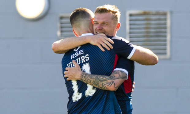 Billy Mckay celebrates with Iain Vigurs.