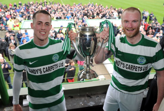 Lewis MacKinnon (right) with Buckie Thistle skipper Kevin Fraser and the 2017 Highland League title.