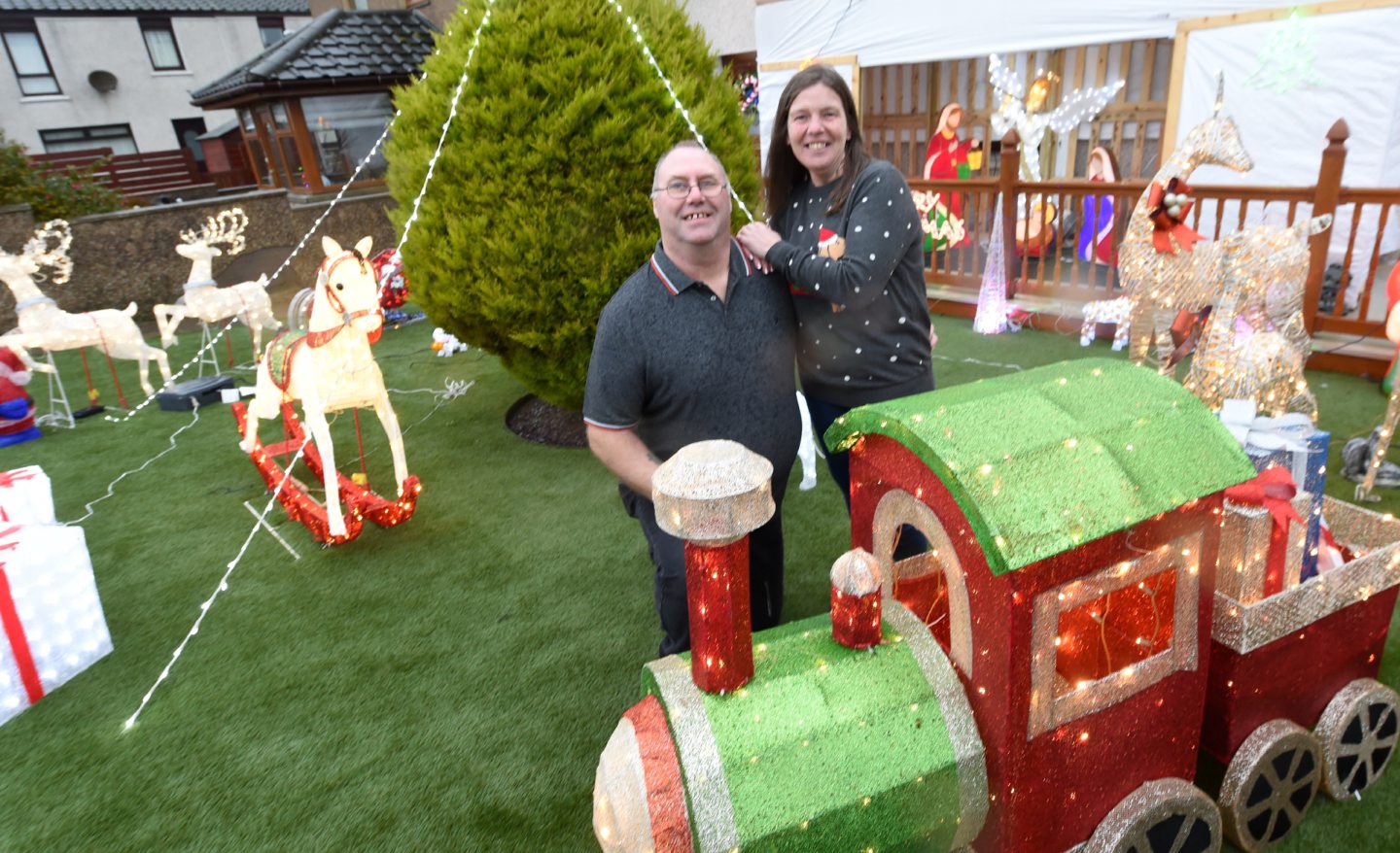 Peterhead carer turns home into a festive haven of lights and hampers in aid of Fraserburgh family badly hurt in car smash - Vimarsana News