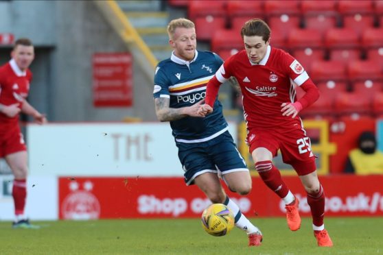 Aberdeen midfielder Scott Wright and Motherwell's Robbie Crawford.