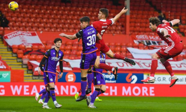 Aberdeen's Tommie Hoban and Ash Taylor attack a corner kick against Dundee United.