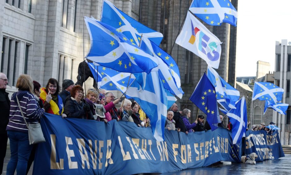 How does the SNP manage independence aspirations?