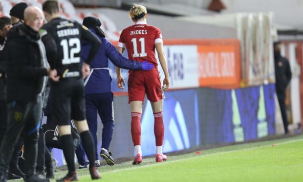 Aberdeen midfieder Ryan Hedges is helped off against Livingston.