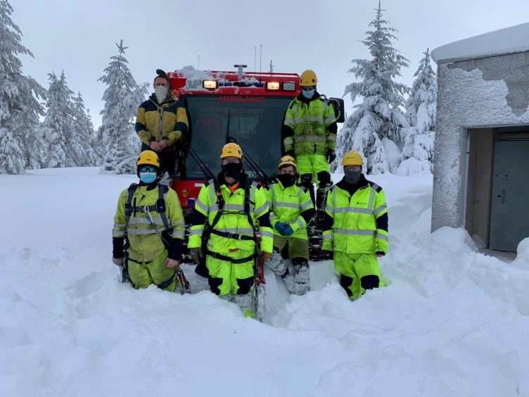 Braemar Mountain Rescue Team helping SSE engineers restore power in snowy conditions.