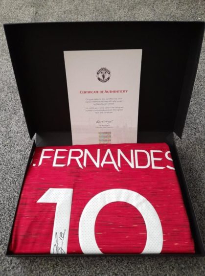 Manchester United have donated a series of items to help the ARI staff garden appeal.