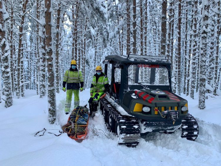 Braemar Mountain Rescue Team helping SSE engineers restore power in snowy conditions.