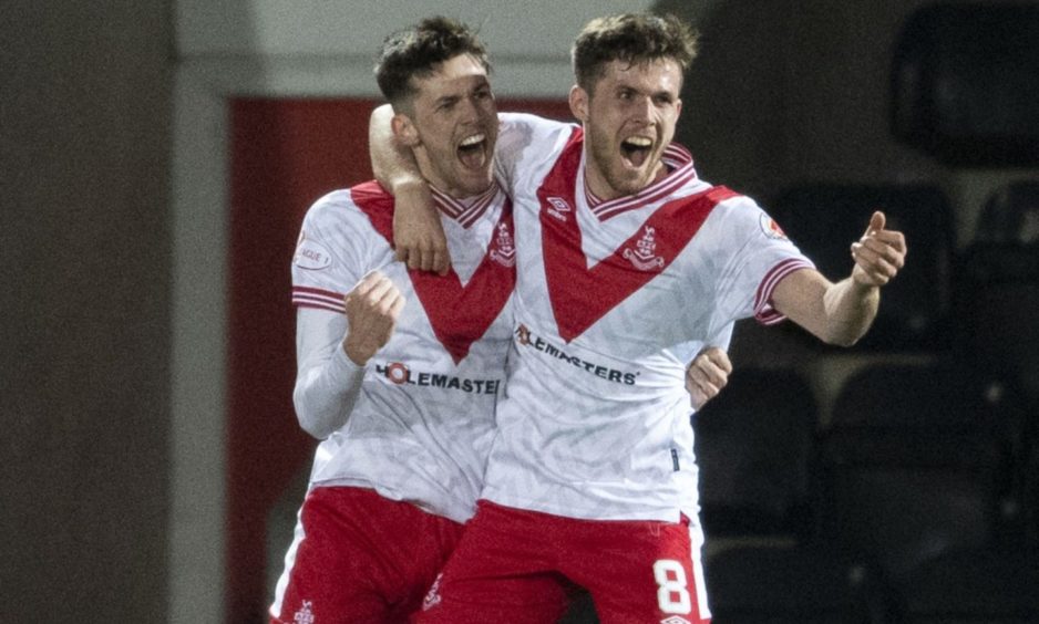 Airdrieonians advanced to the play-off final after defeating Cove Rangers 3-2.