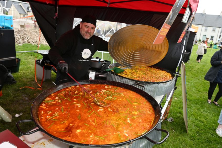 CR0028341
Food and Drink - Chapelton farmers' market at Burgess Park, Chapelton, Aberdeenshire.
Picture of Paella Escocia stall.

Picture by Kenny Elrick     23//2021