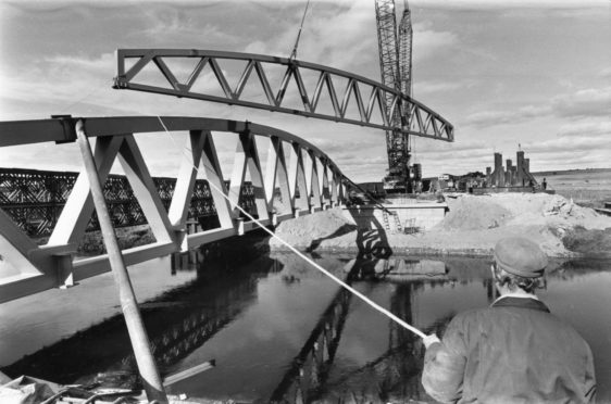 The second 60 tonne steel truss is lifted into position as the new £660,000 bridge over the River Don at Kintore takes shape in 1986.