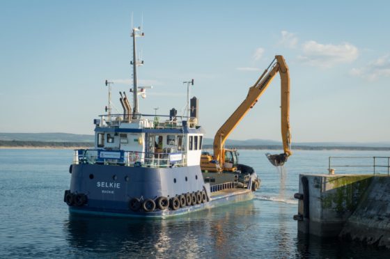 Buckie Dredger (Selkie), dredging in Burghead, Moray.