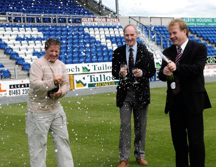 John Robertson (left),  Graeme Bennett (right) and former chairman Ken Mackie celebrate the SPL decision to allow Inverness to be promoted in 2004.