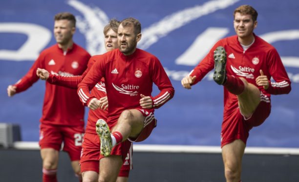 Aberdeen midfielder Niall McGinn, centre, who has signed a new deal with the club.