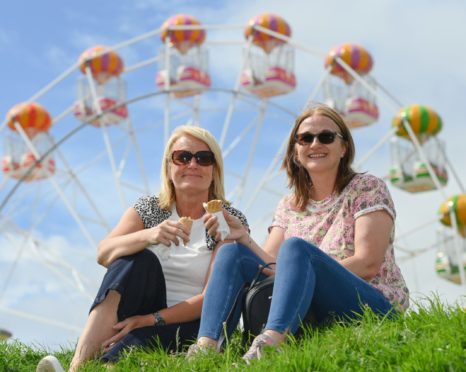 Kerry Colton (left) and Wendy Dean enjoying the sun.
Picture by Kenny Elrick.