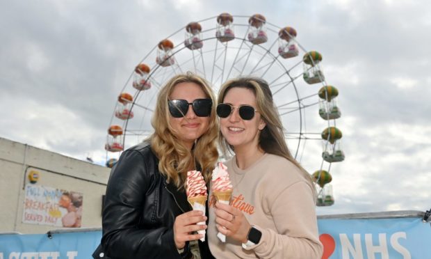 Dominika Kalinowska and Ciara O'Halloran enjoy ice creams in the sun at Aberdeen beach.