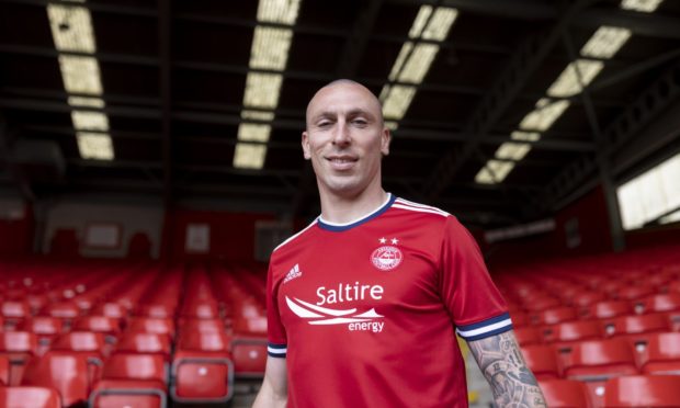 ABERDEEN FC NEW SIGNING SCOTT BROWN PHOTOGRAPHED IN THE CLUBS NEW HOME STRIP WHICH HAS BEEN ANNOUNCED

PIC OF SCOTT BROWN AT PITTODRIE STADIUM ABERDEEN

PIC DEREK IRONSIDE / NEWSLINE MEDIA