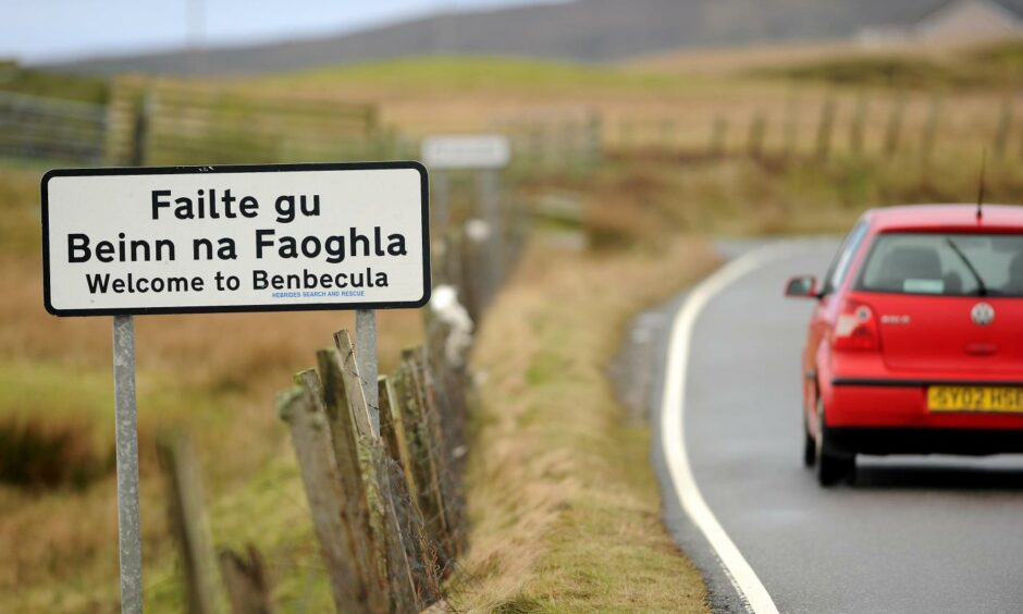 Welcome to Benbecula sign in Gaelic
