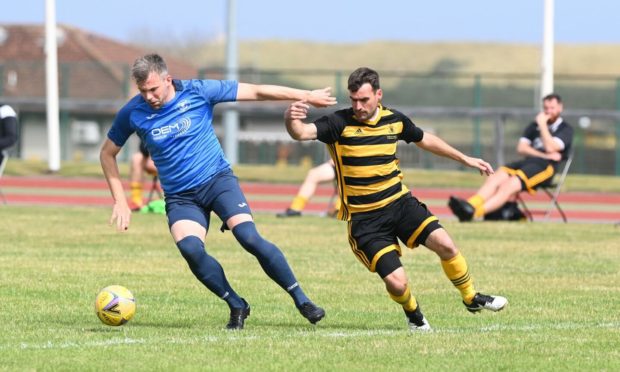 Craig McKeown, left, of Bridge of Don Thistle, in action with Stonehaven's Keith Horn. 
Picture by Paul Glendell