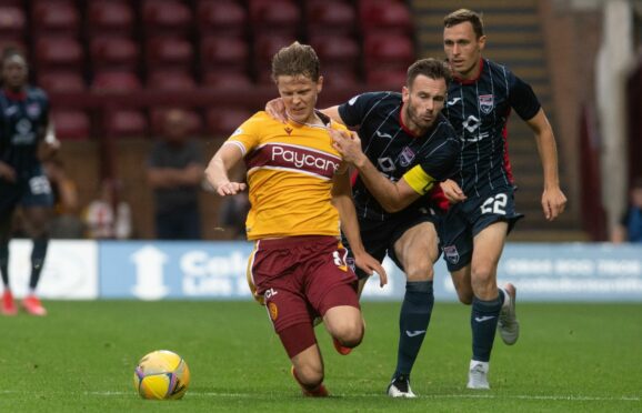 Keith Watson tussles for possession with Mark O'Hara.