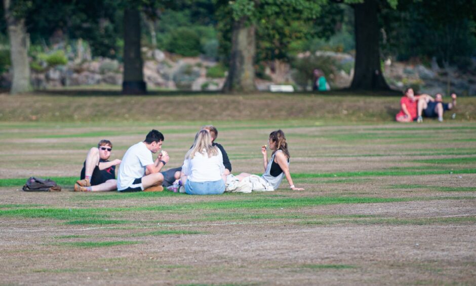 People enjoying the weather in Duthie Park, Aberdeen. Picture by Wullie Marr.