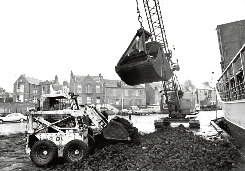 1987: Peat is loaded on a ship heading for Sweden