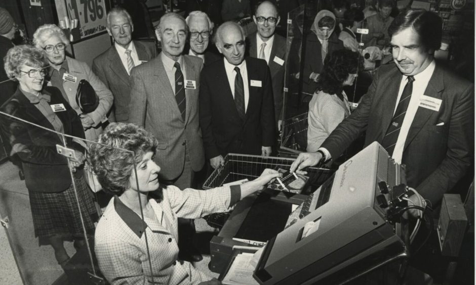 1984 - Directors of Norco and Clydesdale Bank personnel watch a demonstration of the new checkout procedure