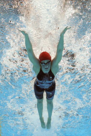 Hannah Miley underwater, swimming