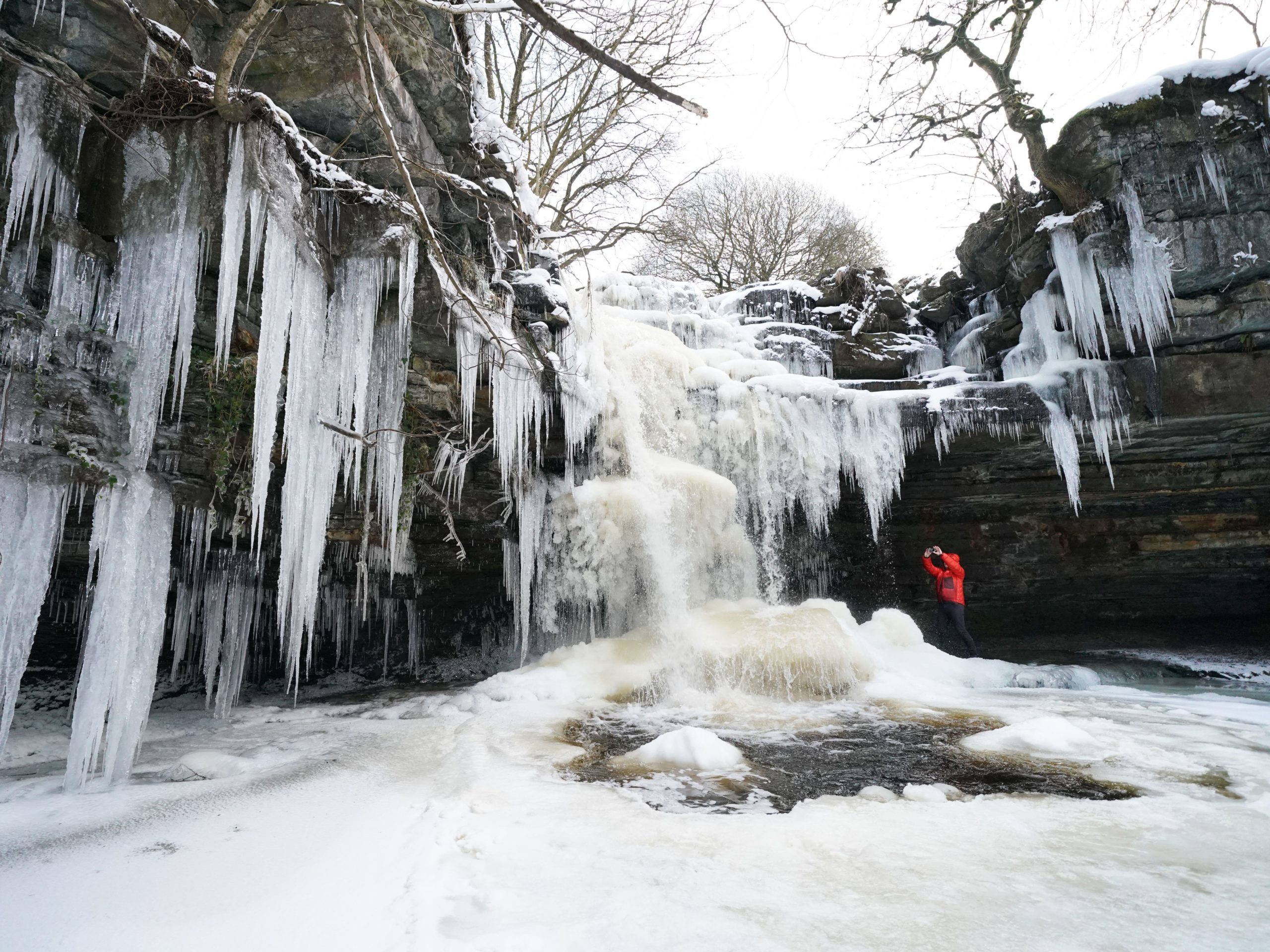 In Pictures: Icy scenes as temperatures plummet - Vimarsana News