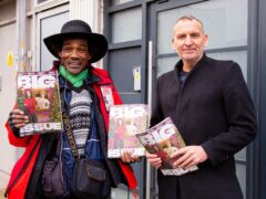 Big Issue vendor Easton and Christopher Eccleston (Andy Parsons/PA)