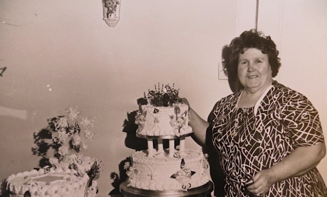 Mrs Thompson with two of the 2,000 wedding cakes she baked in her lifetime