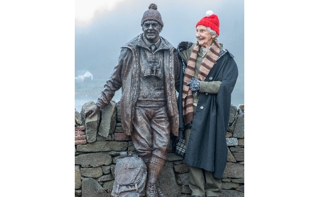 Rhona Weir with the bronze statue of her husband, Tom. Photo by Paul Saunders Photography