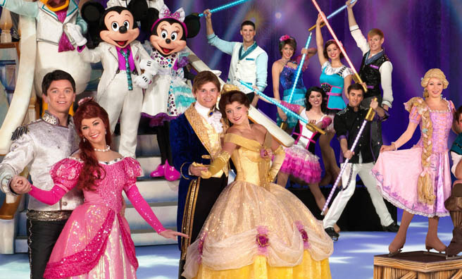 Mickey and Minnie Mouse with the cast of Disney on Ice
