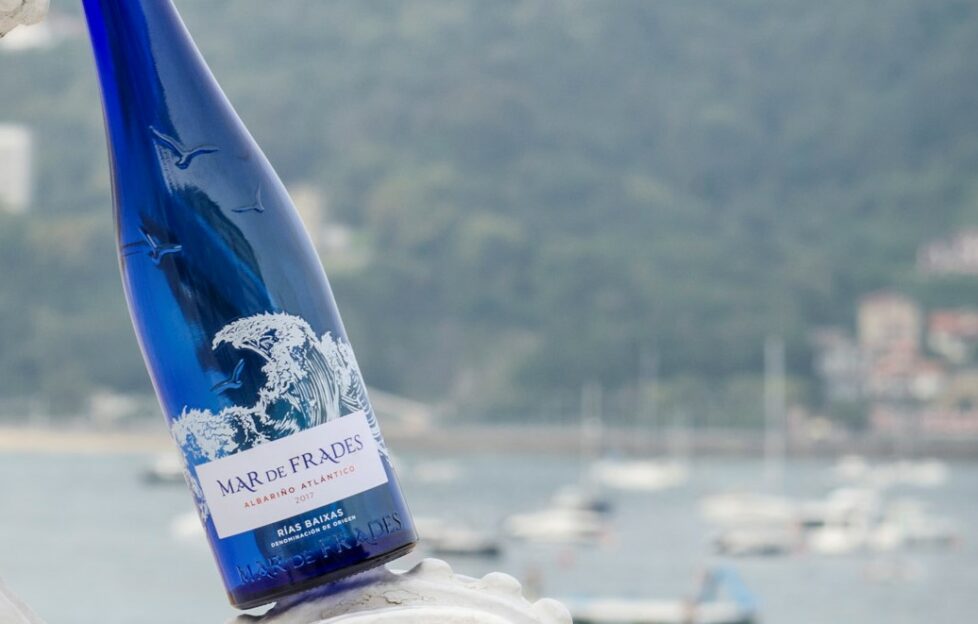 Mar de Frades blue bottle