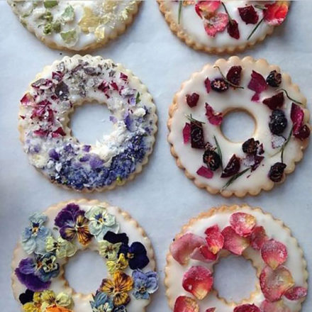 b8ebd87a5dc704ed09b6c030df65d541 Featured Image for 39 ways to pretty up your wedding meal with edible flowers