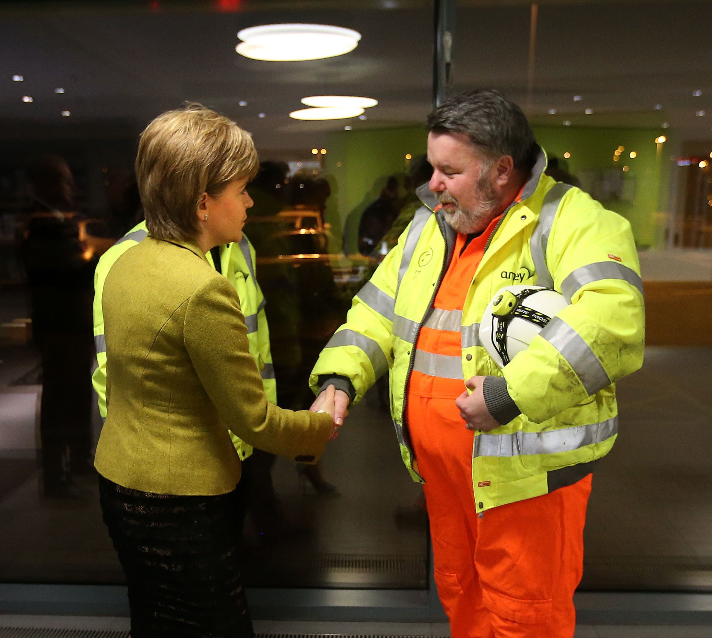 First Minister Nicola Sturgeon talks to Forth Road Bridge senior engineer Robert McCulloch