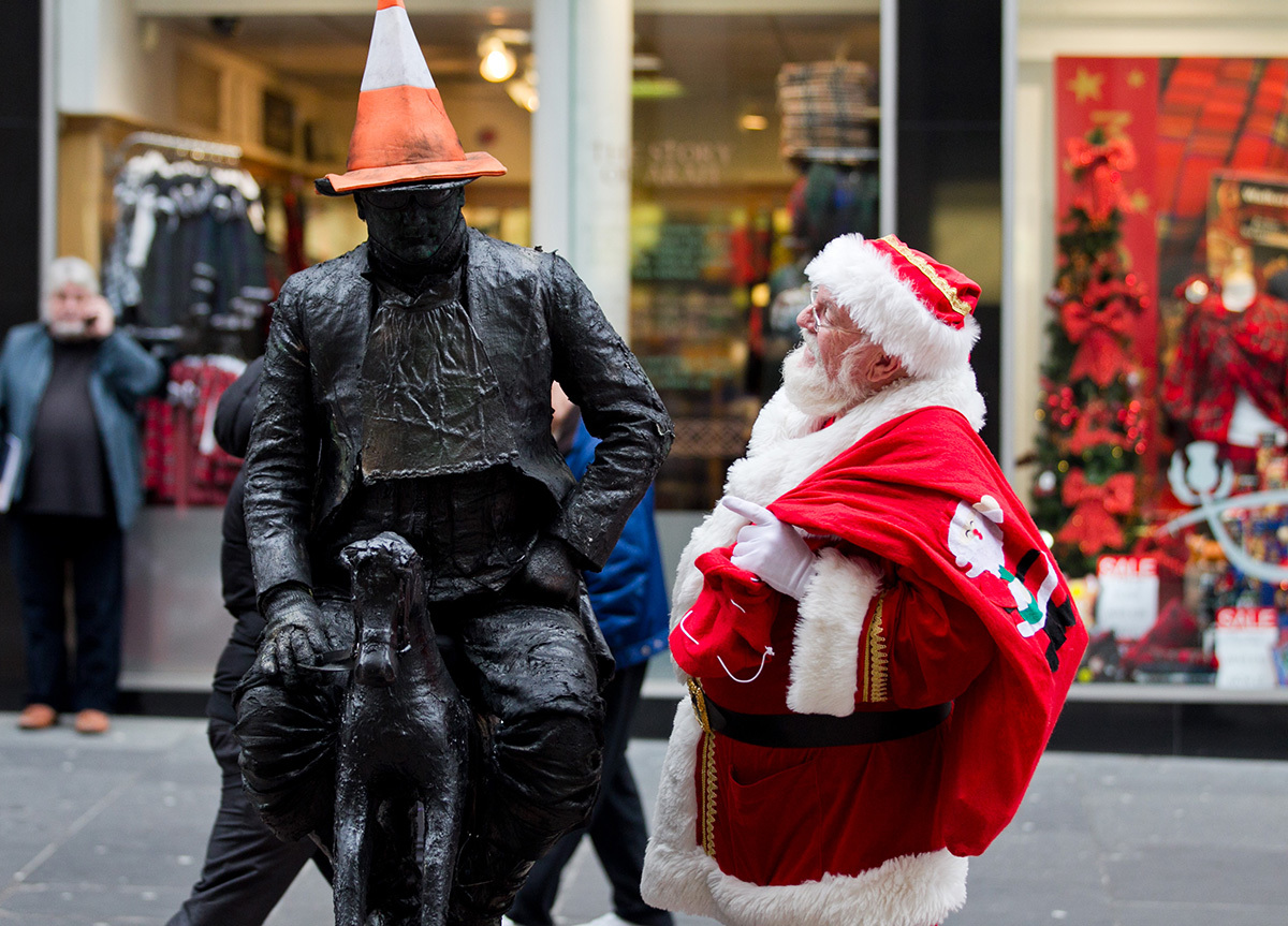 Santa meets a human statue (Andrew Cawley / DC Thomson)