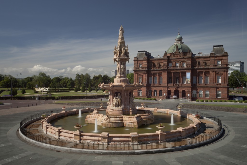 Royal Doulton Fountain and People's Palace in Glasgow (Stephane Loustalot)